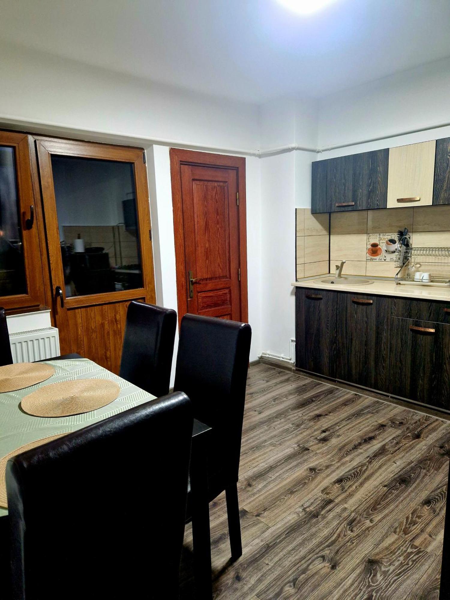 Cozy Appartment In The Center Targoviste Exterior photo